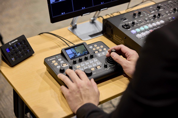 佳能发布摄控一体机控制器新品RC-IP300