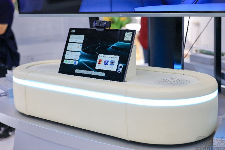 英特尔携手长安汽车天枢智能座舱、华阳通用、面壁智能和北斗智联，以AI Box Ultra引爆端侧AI智能体上车