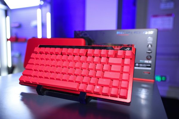 2026 ROG DAY&新品发布会收官,ROG魔导士Ace 75 HE熔岩红键盘惊艳全场 2026 ROG DAY&新品发布会收官,ROG魔导士Ace 75 HE熔岩红键盘惊艳全场