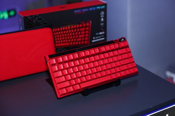 2026 ROG DAY&新品发布会收官,ROG魔导士Ace 75 HE熔岩红键盘惊艳全场 2026 ROG DAY&新品发布会收官,ROG魔导士Ace 75 HE熔岩红键盘惊艳全场