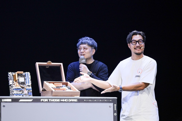 ROG CROSSHAIR 2006复刻版主板闪耀ROG DAY ROG CROSSHAIR 2006复刻版主板闪耀ROG DAY