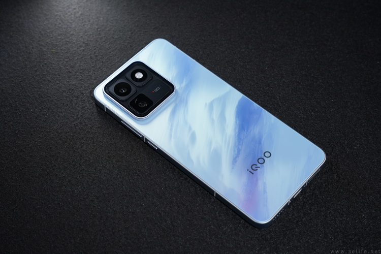 iQOO15T首发评测:打破传统,但更有竞争力了 iQOO15T首发评测:打破传统,但更有竞争力了