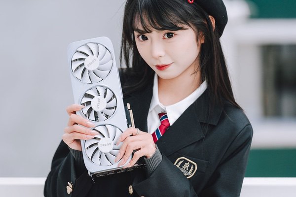 索泰RTX 50显卡助力《007：初露锋芒》传奇特工全新启程