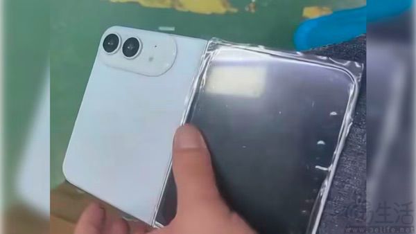 折叠屏iPhone机模现身,或仅提供两款配色 折叠屏iPhone机模现身,或仅提供两款配色