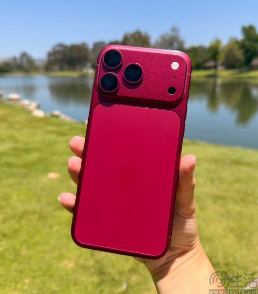iPhone 18 Pro Max机模曝光,深樱桃色低调沉郁 iPhone 18 Pro Max机模曝光,深樱桃色低调沉郁