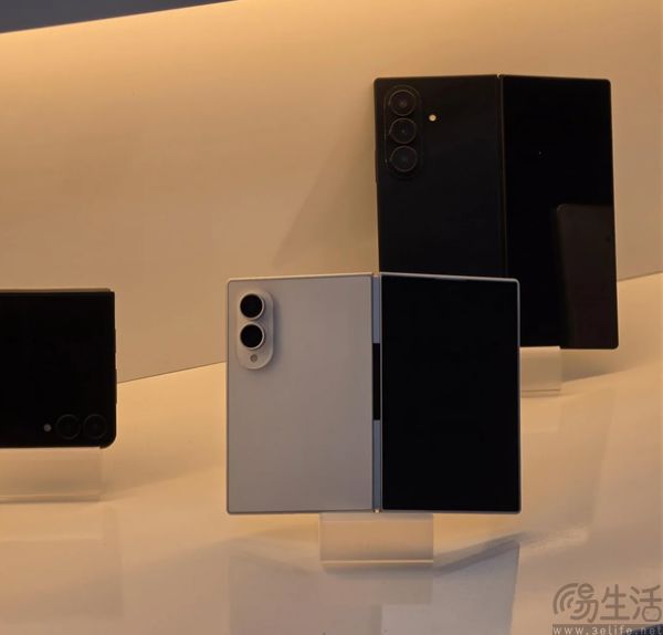 安卓首款阔折叠，三星Galaxy Z Fold8真机曝光