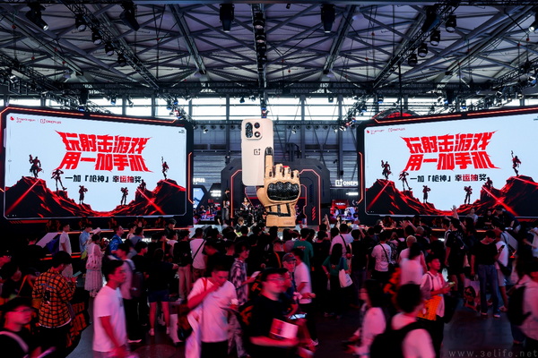 玩射击游戏用一加手机,一加打造 CJ最强氛围展区 玩射击游戏用一加手机,一加打造 CJ最强氛围展区