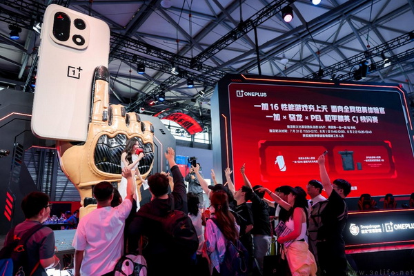 玩射击游戏用一加手机,一加打造 CJ最强氛围展区 玩射击游戏用一加手机,一加打造 CJ最强氛围展区