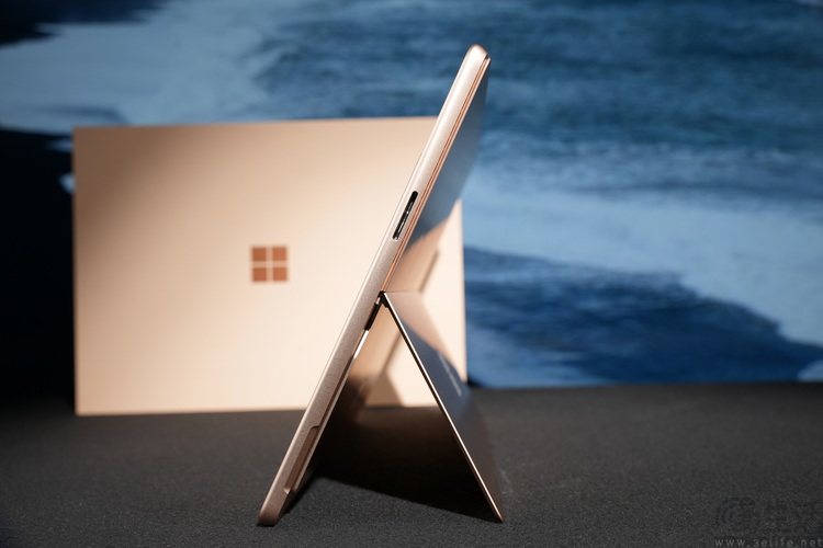 Surface Pro 12评测:微软的坚持,终于开花结果 Surface Pro 12评测:微软的坚持,终于开花结果