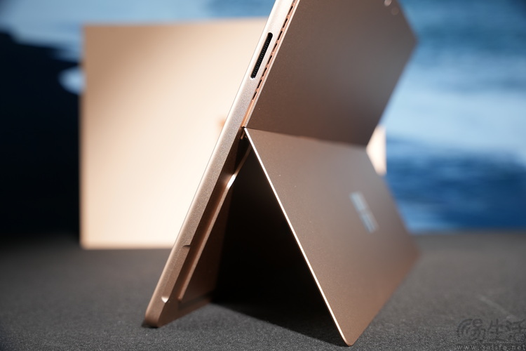 Surface Pro 12评测:微软的坚持,终于开花结果 Surface Pro 12评测:微软的坚持,终于开花结果