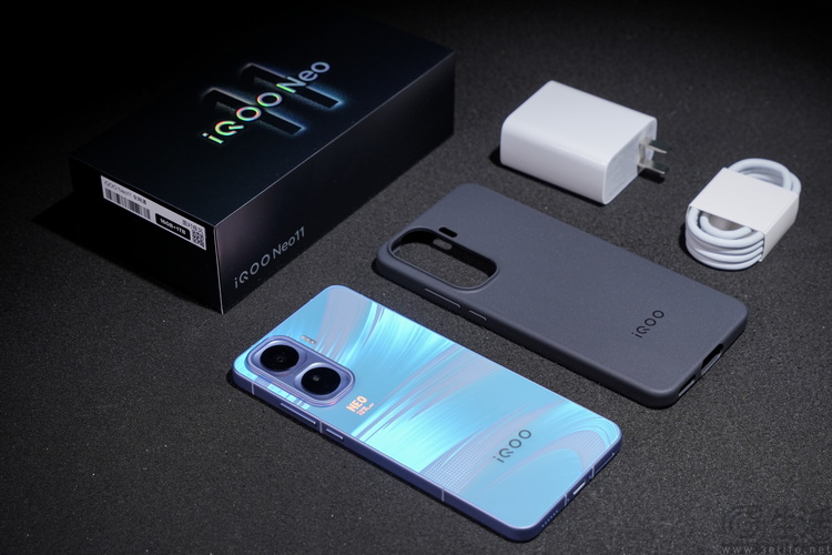 iQOO Neo11至尊版预热，搭载国产顶级2K屏