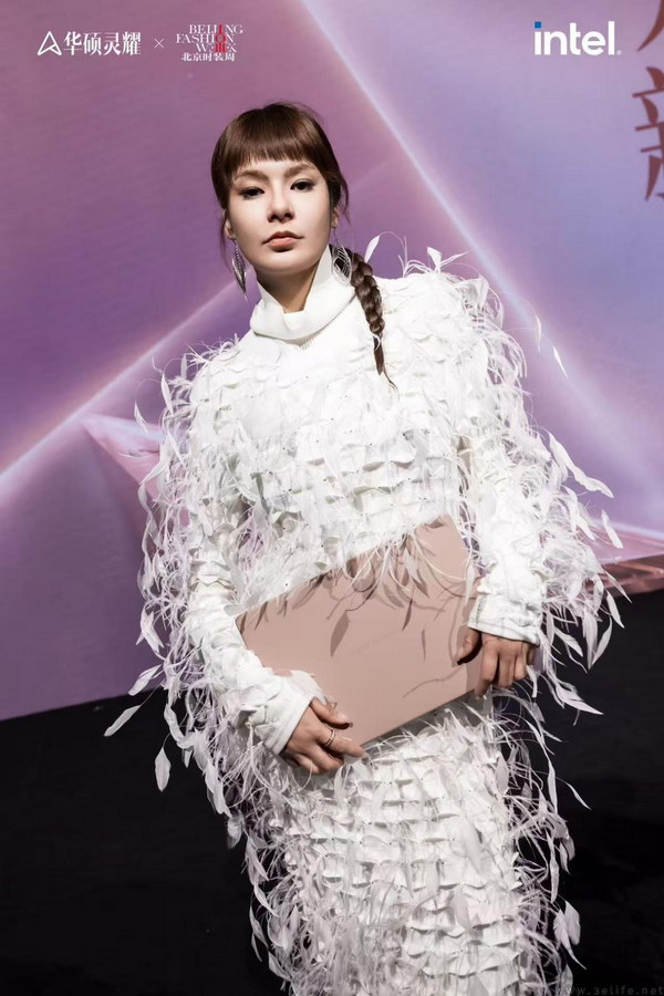 华硕携手Intel首登北京时装周,重塑时尚精品美学 华硕携手Intel首登北京时装周,重塑时尚精品美学