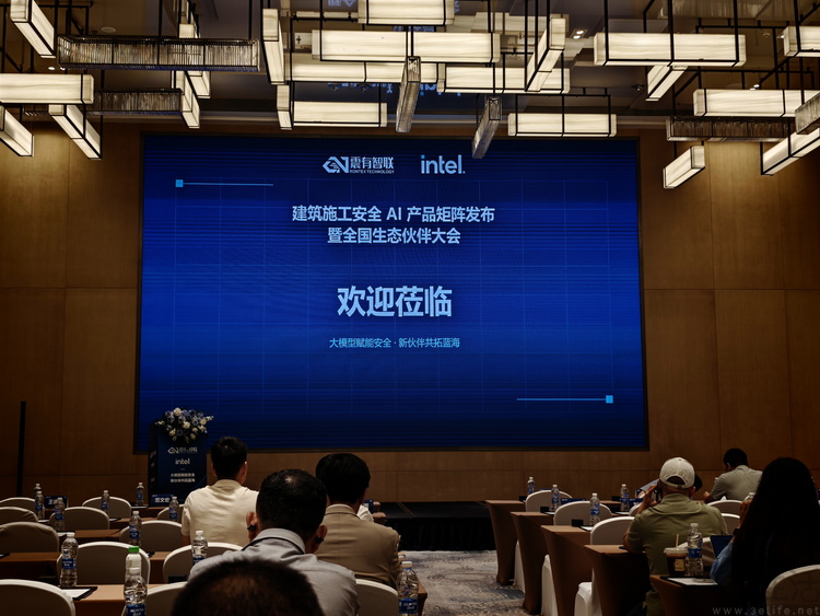 安全帽上的“AI哨兵”,如何改写工地安全规则 安全帽上的“AI哨兵”,如何改写工地安全规则