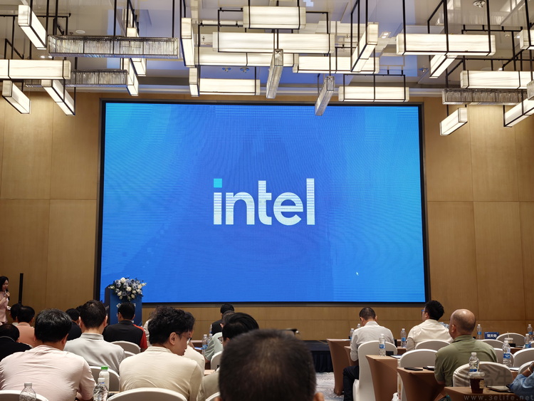 安全帽上的“AI哨兵”,如何改写工地安全规则 安全帽上的“AI哨兵”,如何改写工地安全规则