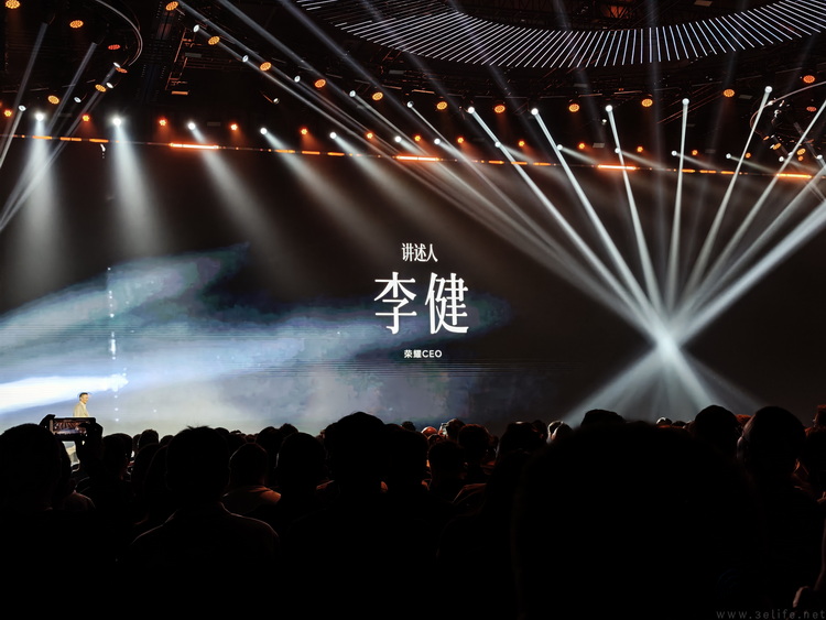 从“听劝”到“掌镜”,荣耀靠Magic9重回旗舰擂台 从“听劝”到“掌镜”,荣耀靠Magic9重回旗舰擂台