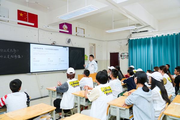 华硕e创公益走进四川古蔺--赤水河畔，镜头交给孩子