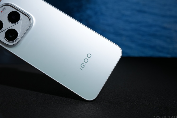 iQOO16首发体验：重新定义“标准版”性能旗舰