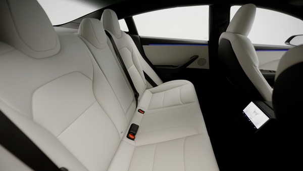 16英寸大屏、黑色顶棚、浅灰内饰一次到位，Model 3进化为完全体