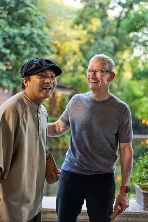 Tim Cook广州现身,探班iPhone 18 Pro短片拍摄现场 Tim Cook广州现身,探班iPhone 18 Pro短片拍摄现场