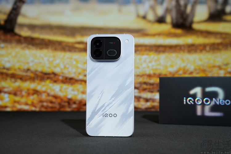 iQOO Neo12首测：风扇+大电池，重塑系列定位